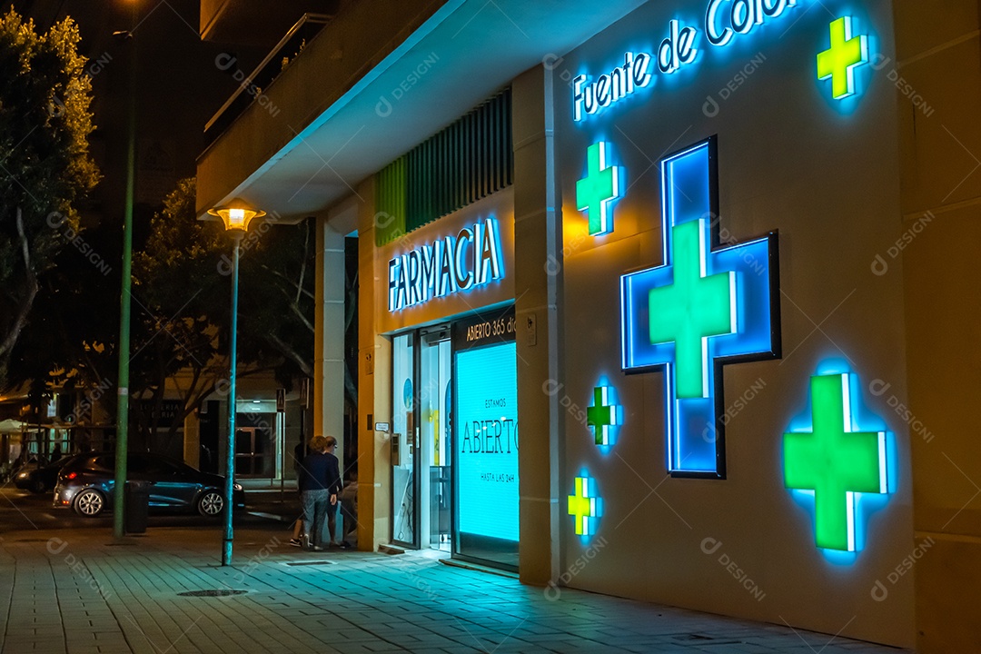 Visão noturna de uma farmácia