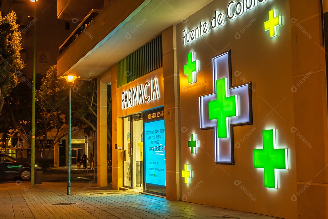 Visão noturna de uma farmácia