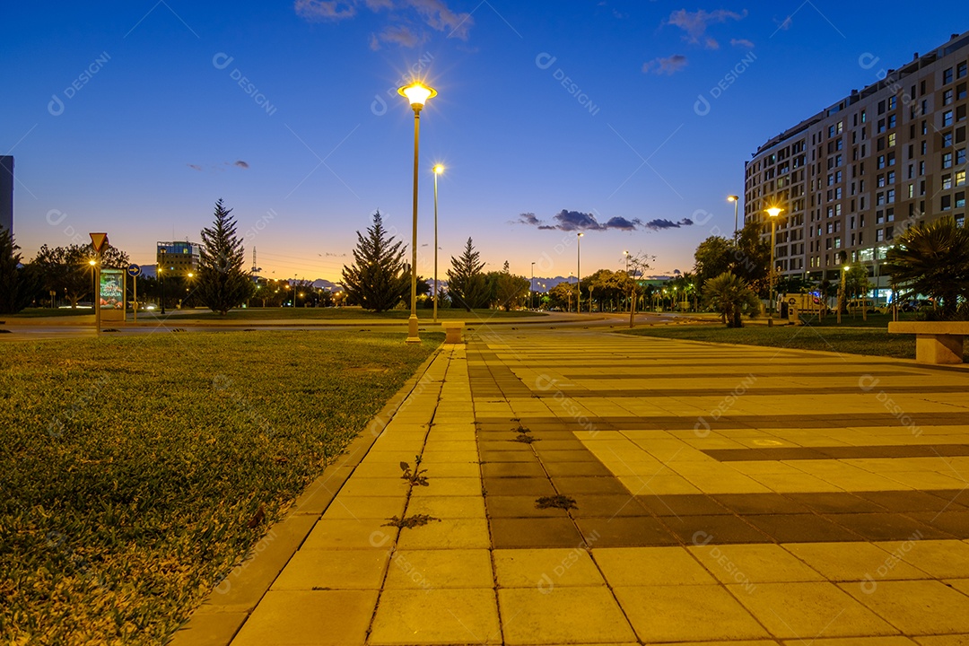 Visão noturna de arquitetura e ruas no bairro de Teatinos em Málaga.