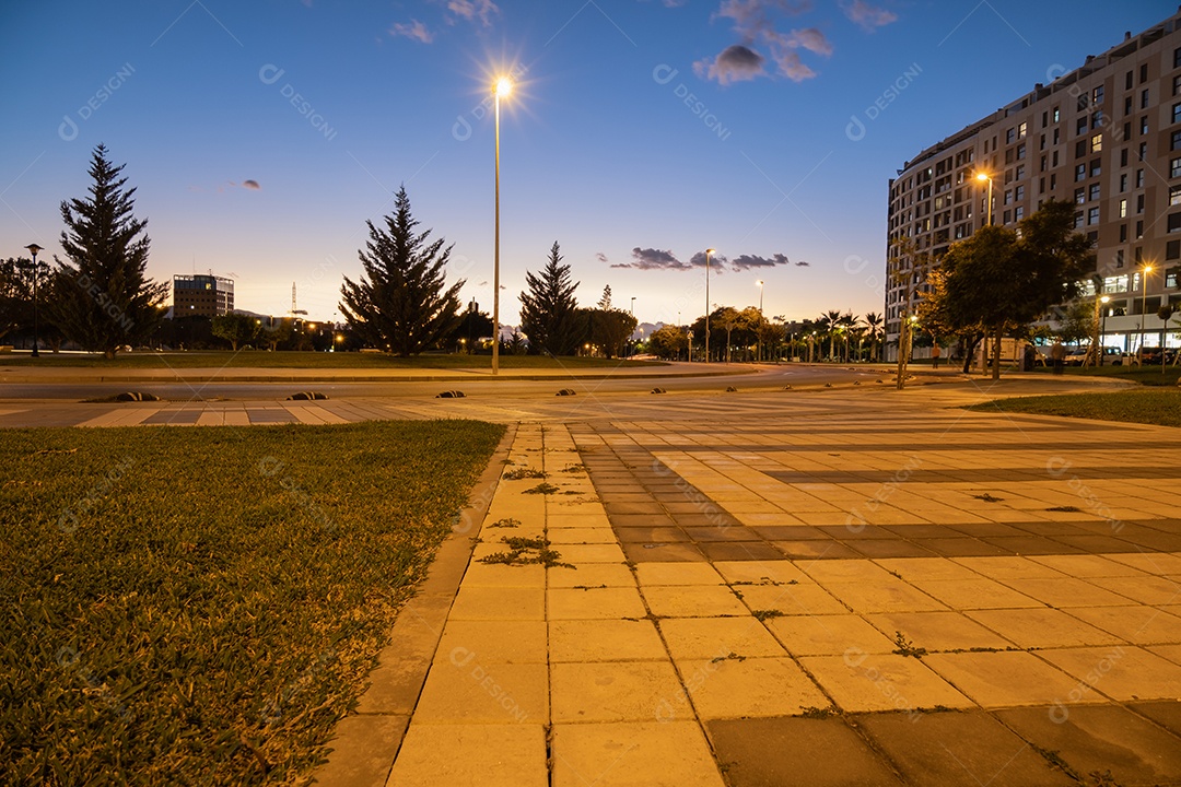Visão noturna de arquitetura e ruas no bairro de Teatinos em Málaga.
