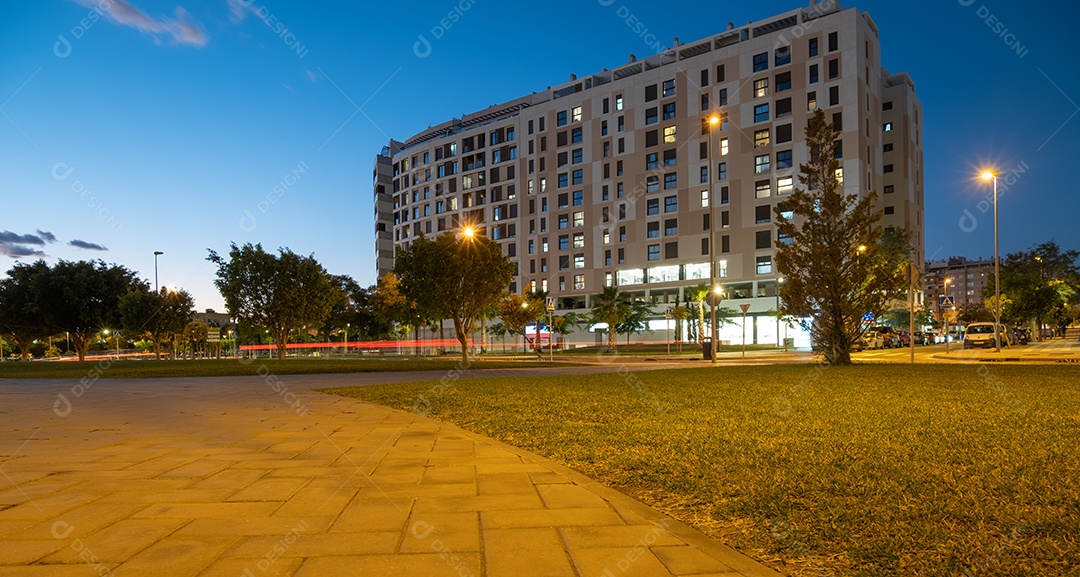 Visão noturna de arquitetura e ruas no bairro de Teatinos em Málaga.