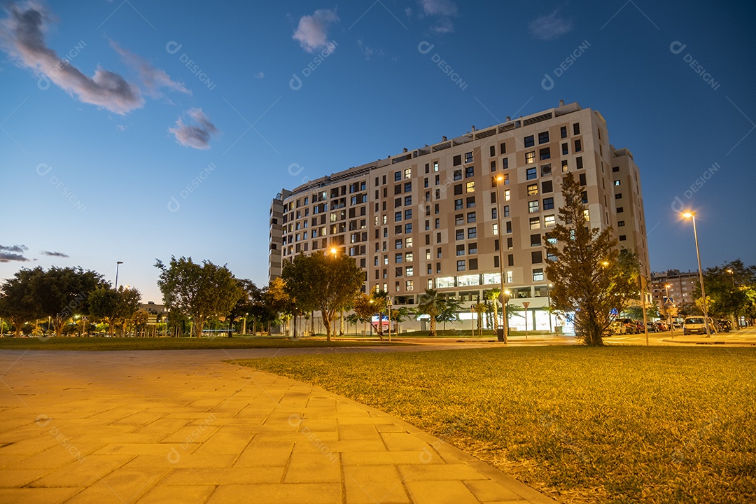 Visão noturna de arquitetura e ruas no bairro de Teatinos em Málaga.