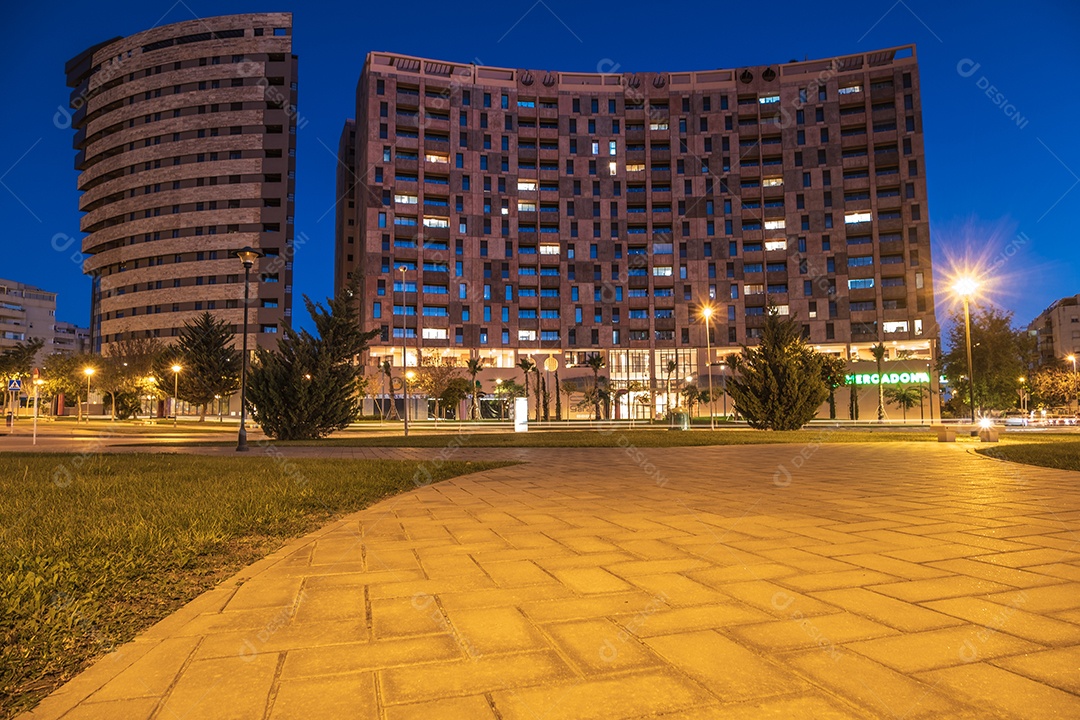 Visão noturna de arquitetura e ruas no bairro de Teatinos em Málaga.