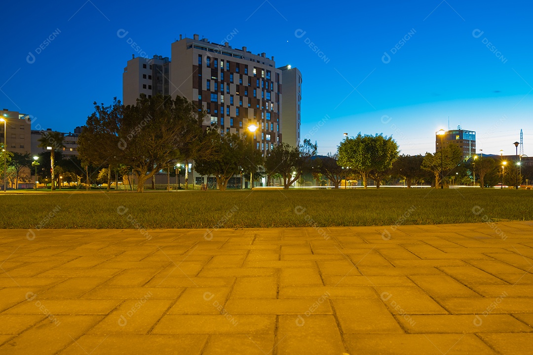 Visão noturna de arquitetura e ruas no bairro de Teatinos em Málaga.