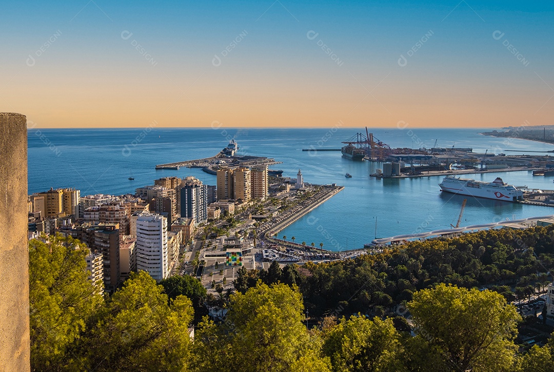 Vista aérea de Málaga tirada do castelo de Gibralfaro, incluindo