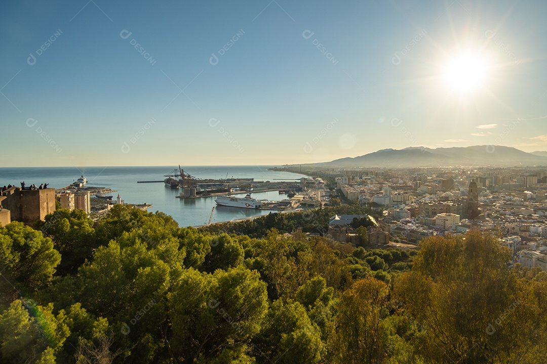 Vista aérea de Málaga tirada do castelo de Gibralfaro, incluindo