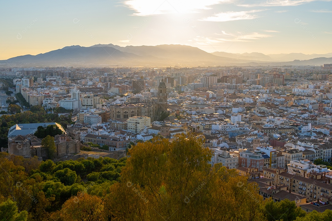 Vista aérea de Málaga tirada do castelo de Gibralfaro, incluindo