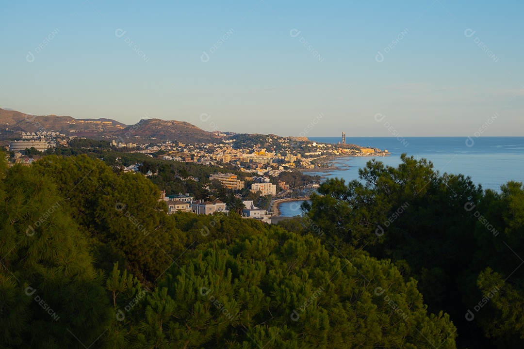 Vista aérea de Málaga tirada do castelo de Gibralfaro, incluindo