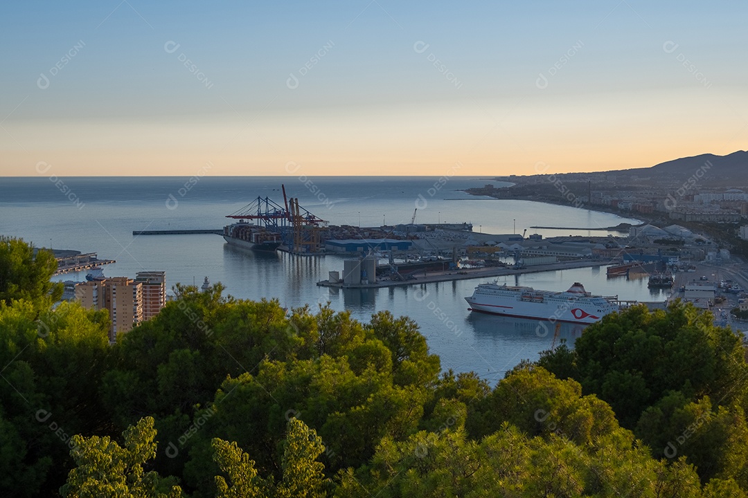 Vista aérea de Málaga tirada do castelo de Gibralfaro, incluindo