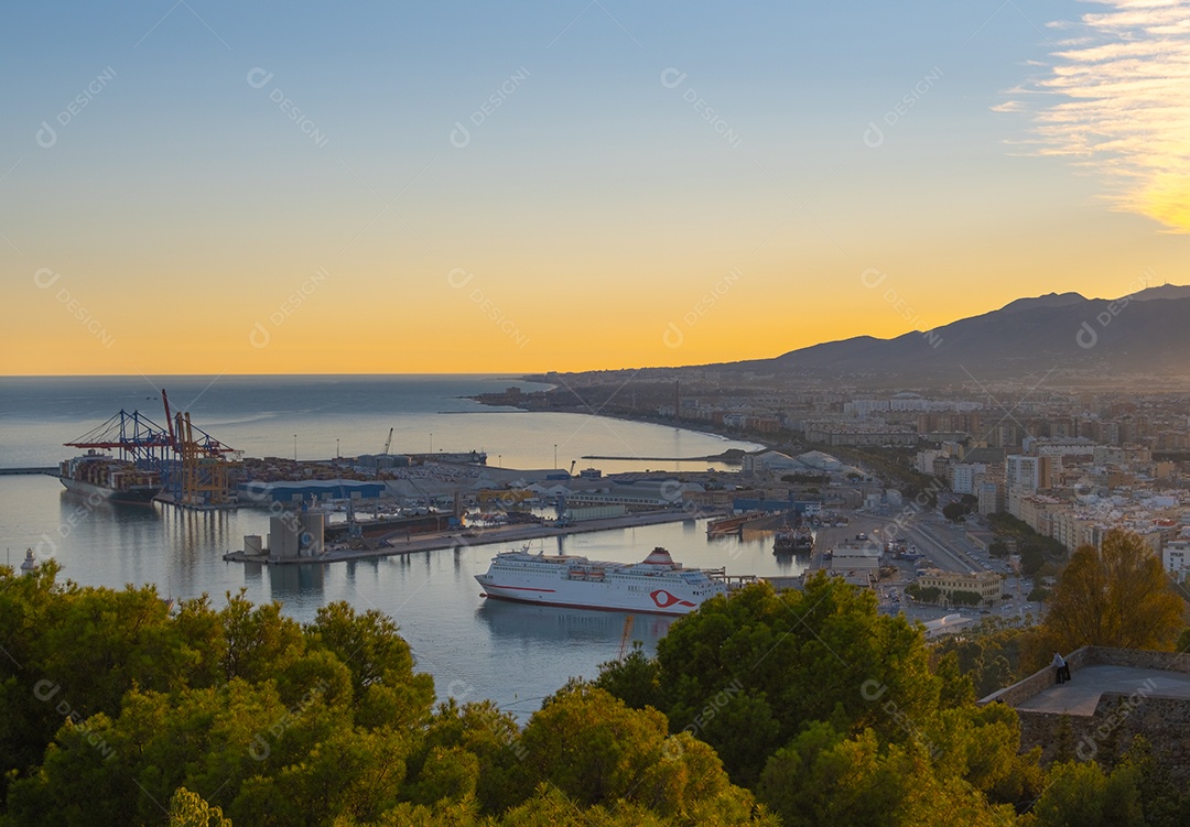 Vista aérea de Málaga tirada do castelo de Gibralfaro, incluindo