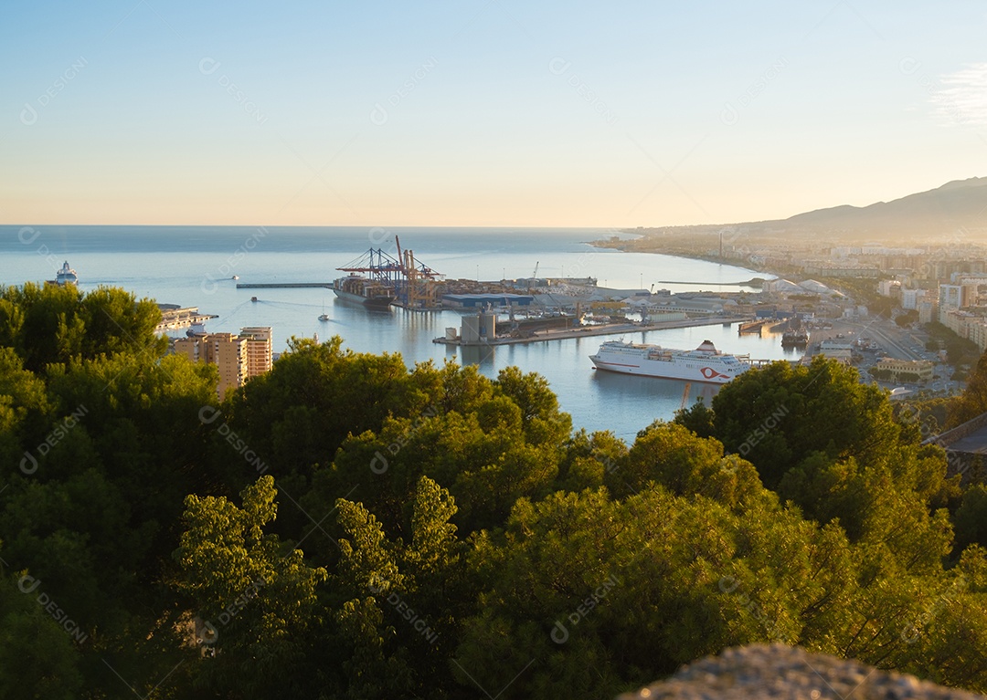 Vista aérea de Málaga tirada do castelo de Gibralfaro, incluindo