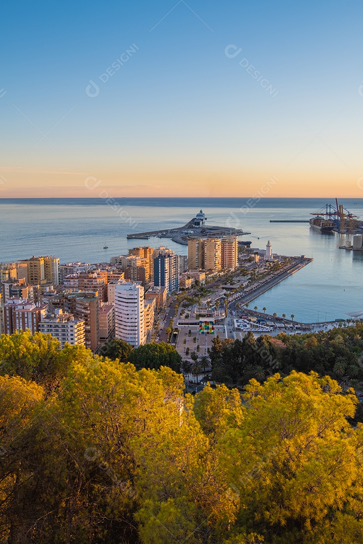 Vista aérea de Málaga tirada do castelo de Gibralfaro, incluindo