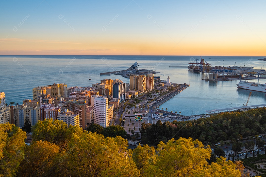 Vista aérea de Málaga tirada do castelo de Gibralfaro, incluindo