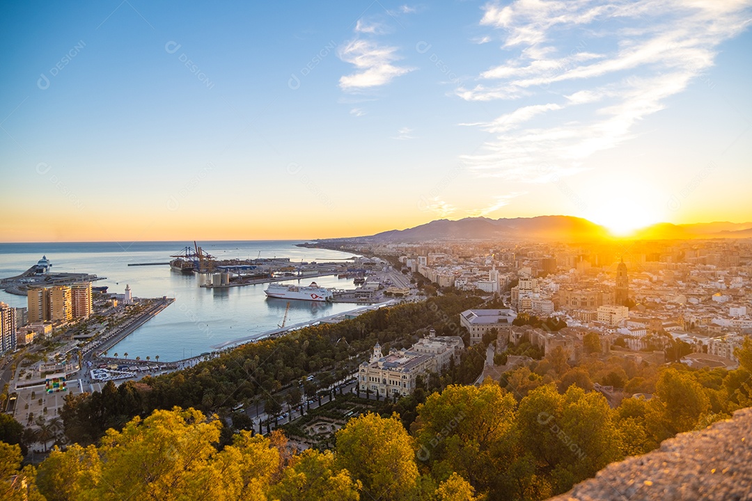 Vista aérea de Málaga tirada do castelo de Gibralfaro, incluindoc