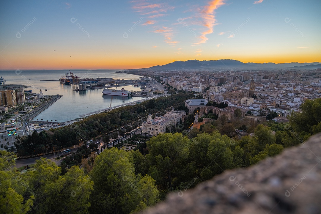Vista aérea de Málaga tirada do castelo de Gibralfaro, incluindo