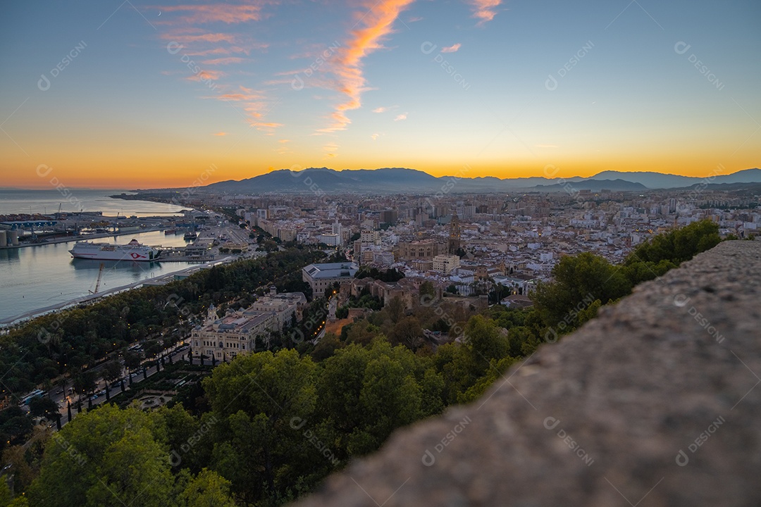 Vista aérea de Málaga tirada do castelo de Gibralfaro, incluindo