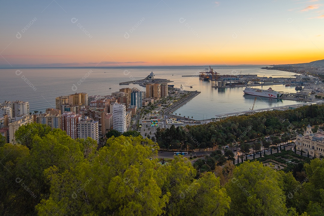 Vista aérea de Málaga tirada do castelo de Gibralfaro, incluindo