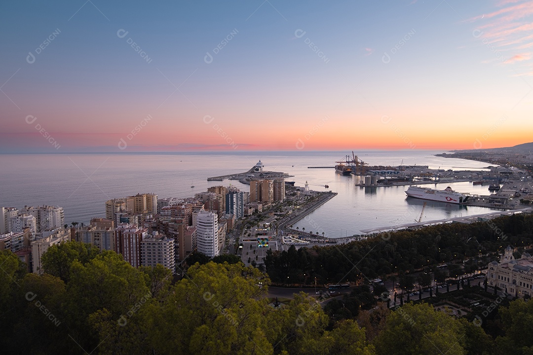 Vista aérea de Málaga tirada do castelo de Gibralfaro, incluindo