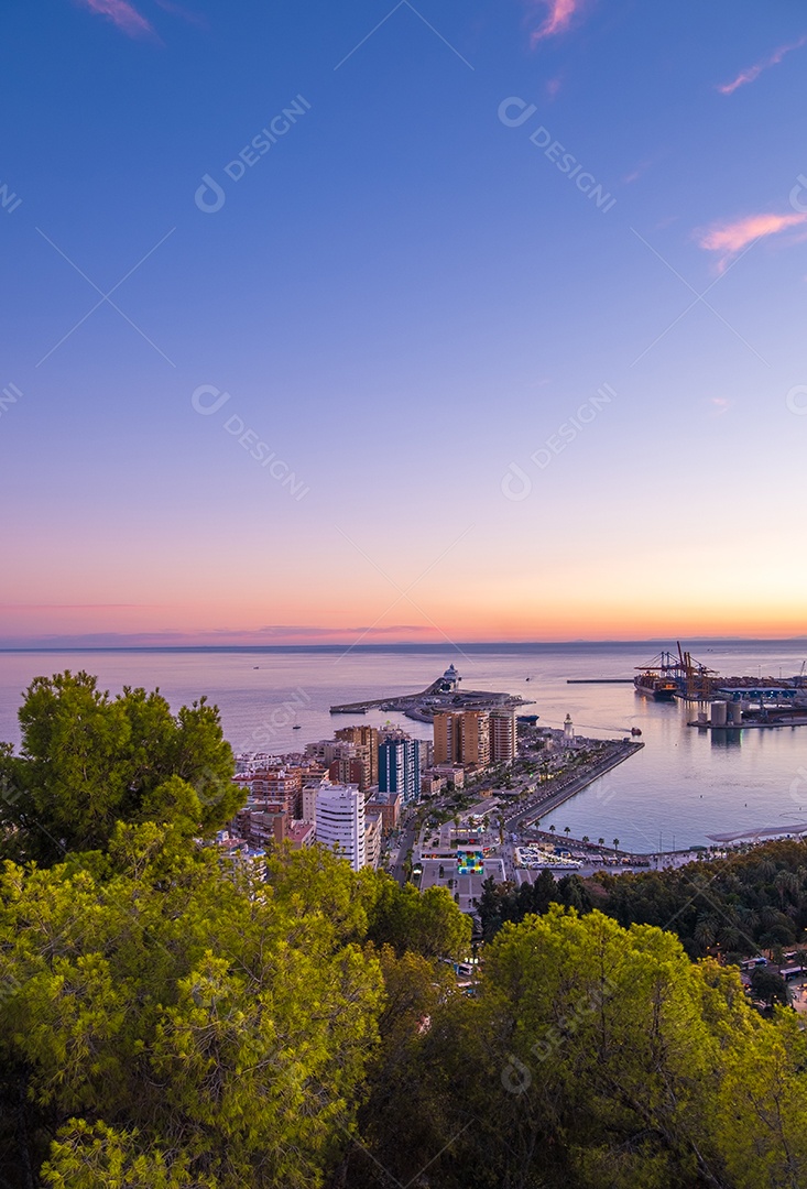 Vista aérea de Málaga tirada do castelo de Gibralfaro, incluindo