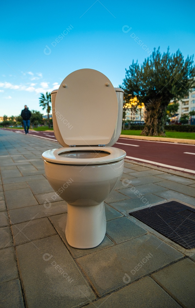 Vista do banheiro no meio da rua Málaga na Espanha