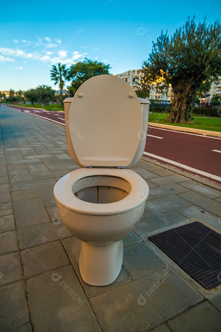 Vista do banheiro no meio da rua Málaga na Espanha