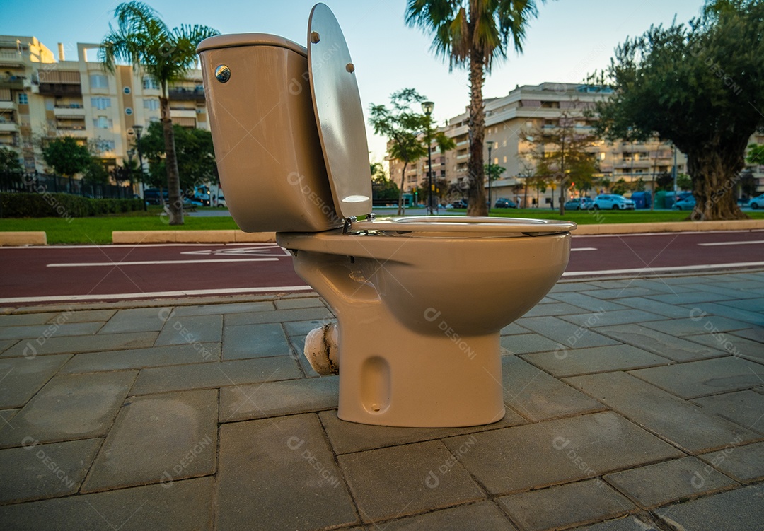 Vista do banheiro no meio da rua Málaga na Espanha