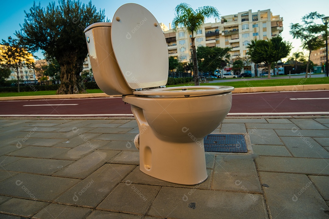 Vista do banheiro no meio da rua Málaga na Espanha