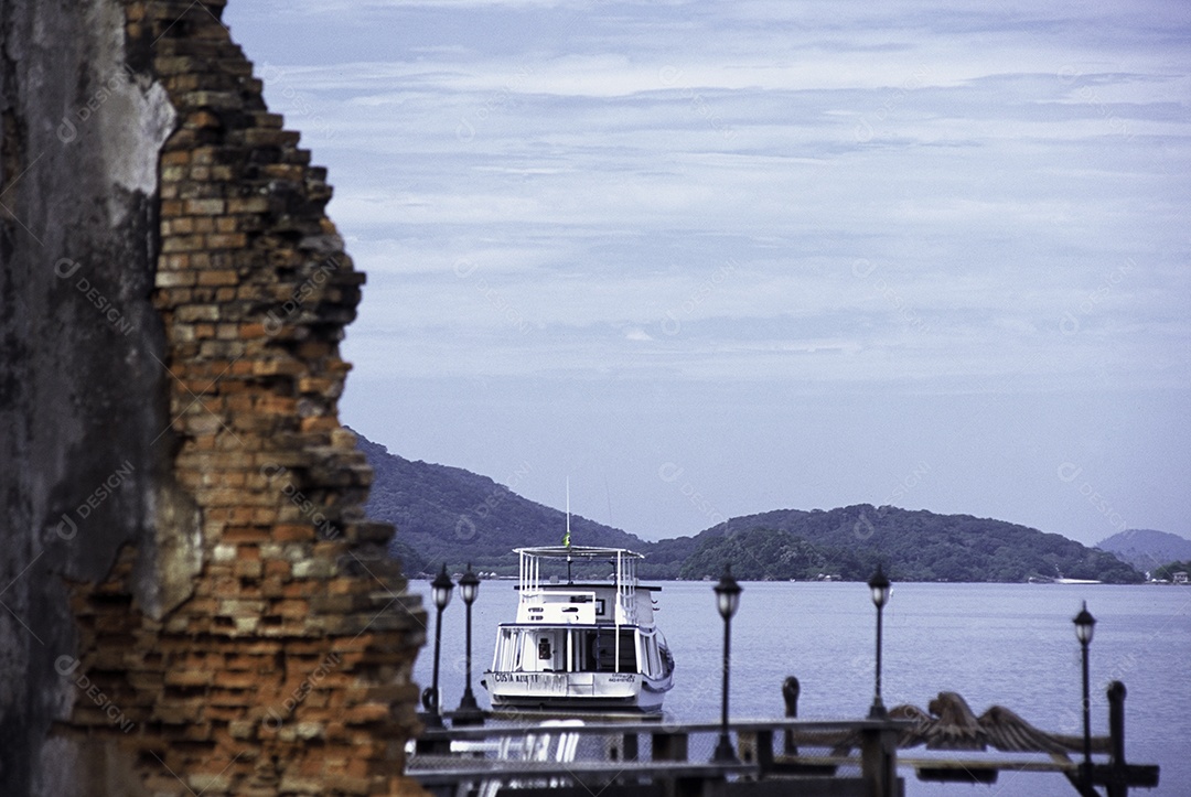 Barcos chegando sobre superfície