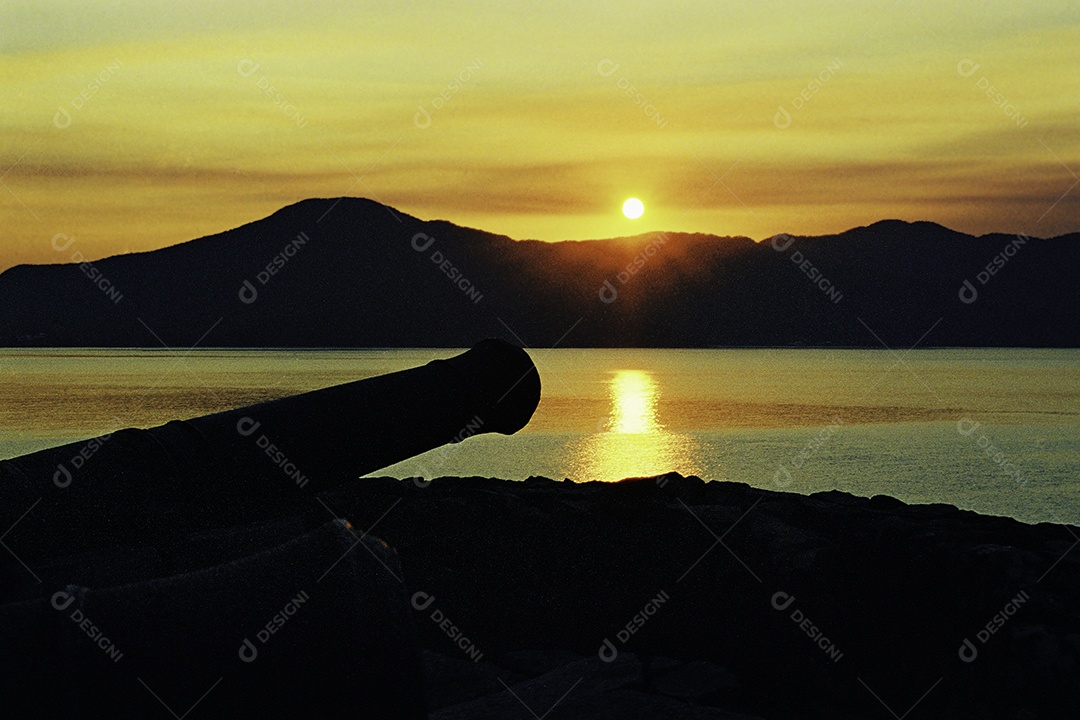 Paisagem silhueta por do sol montanha penhasco