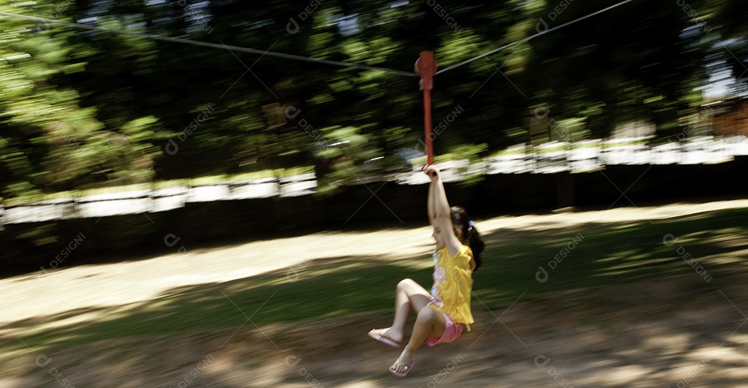 Criança brincando sobre floresta