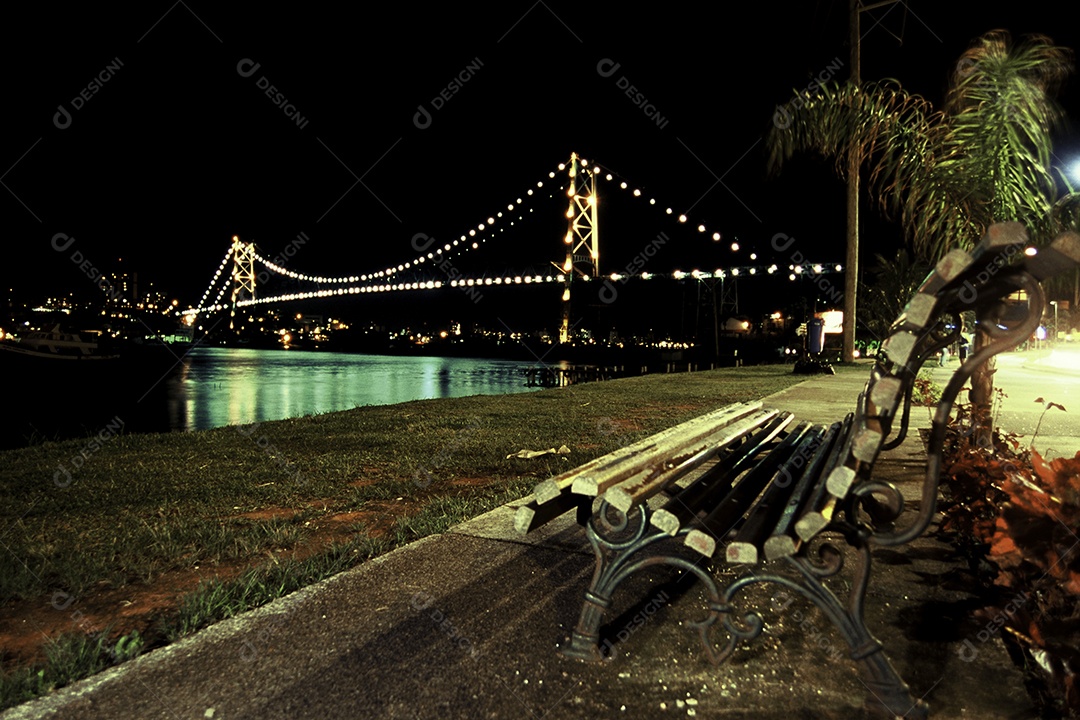 Linda ponte iluminada