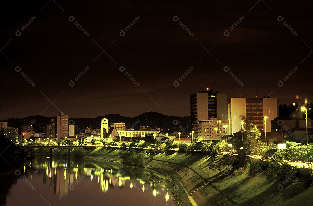 Linda cidade iluminada frente para lago