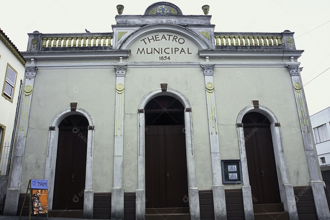 Fachada de um teatro municipal