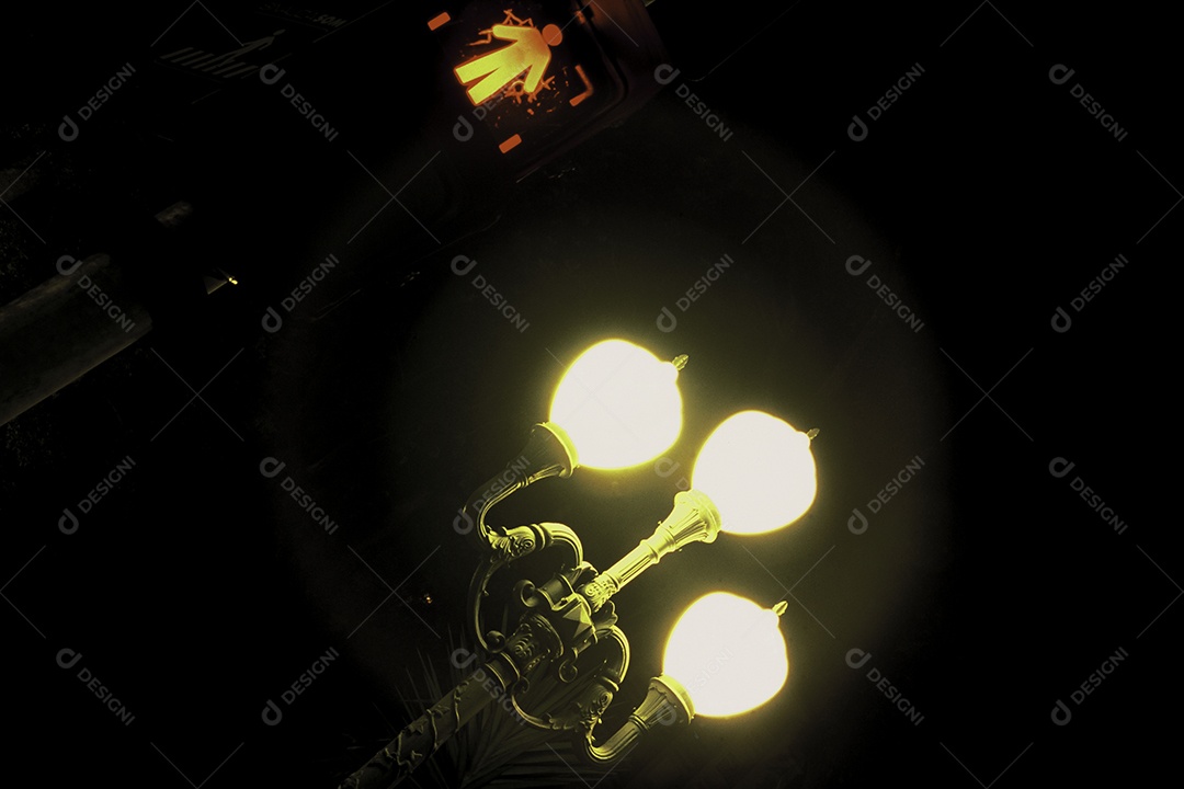 Luminárias luz sobre uma noite