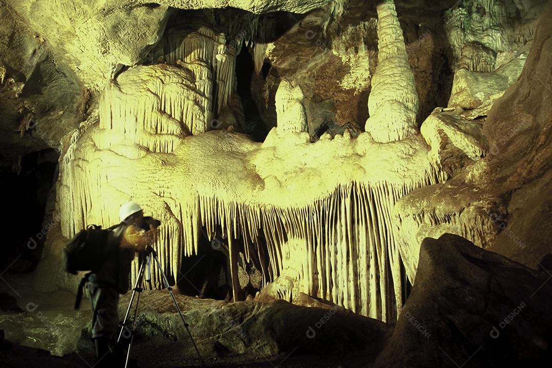 Pessoa fotografando sobre túnel caverna marcos histórico