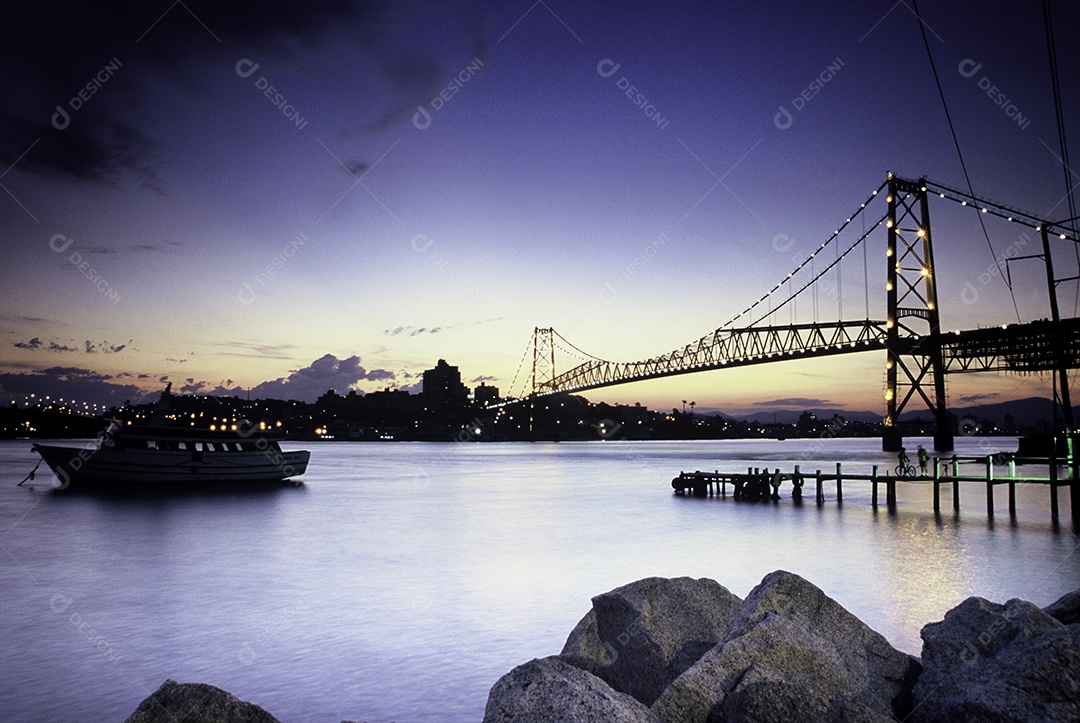 Linda ponte iluminada