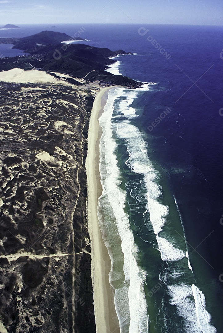 Vista aérea paisagem praia mar ondas