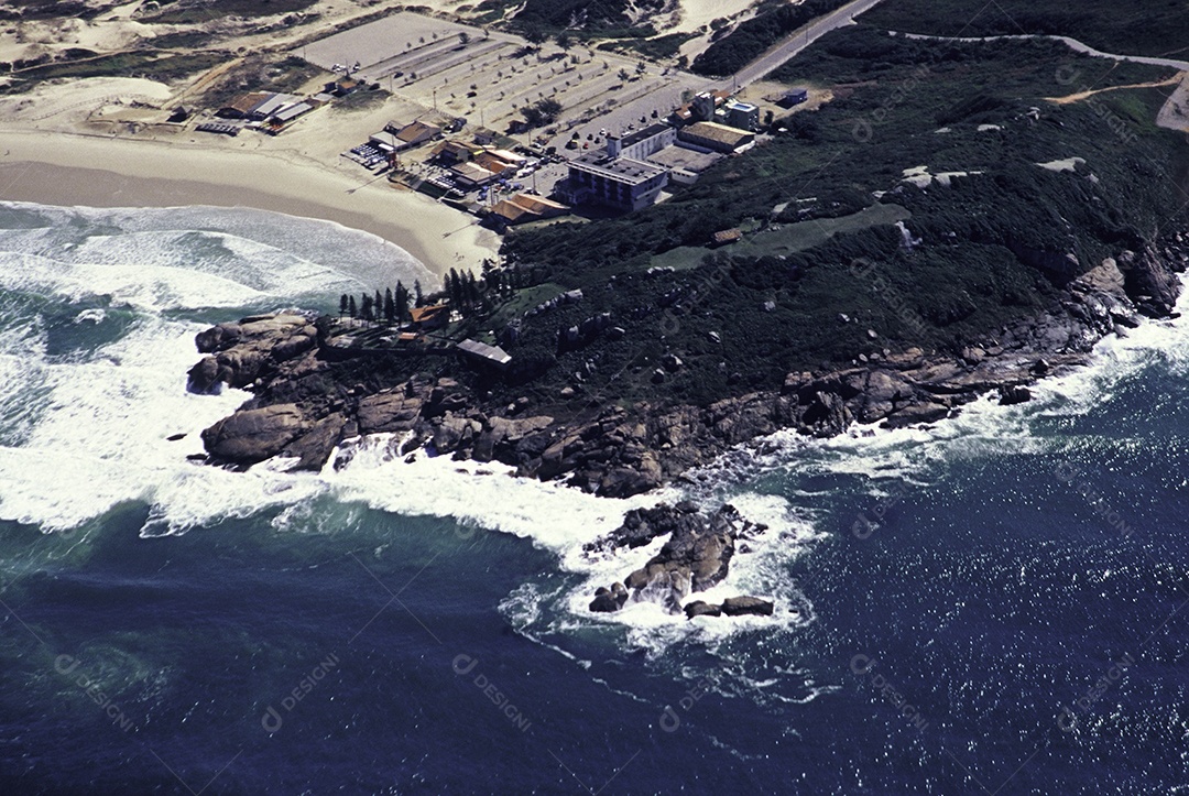 Vista aérea paisagem praia mar ondas