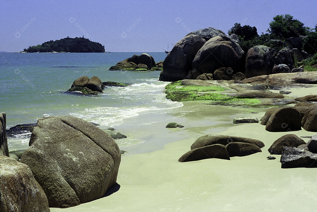 Pedras rochas frente a praia paisagem céu azul