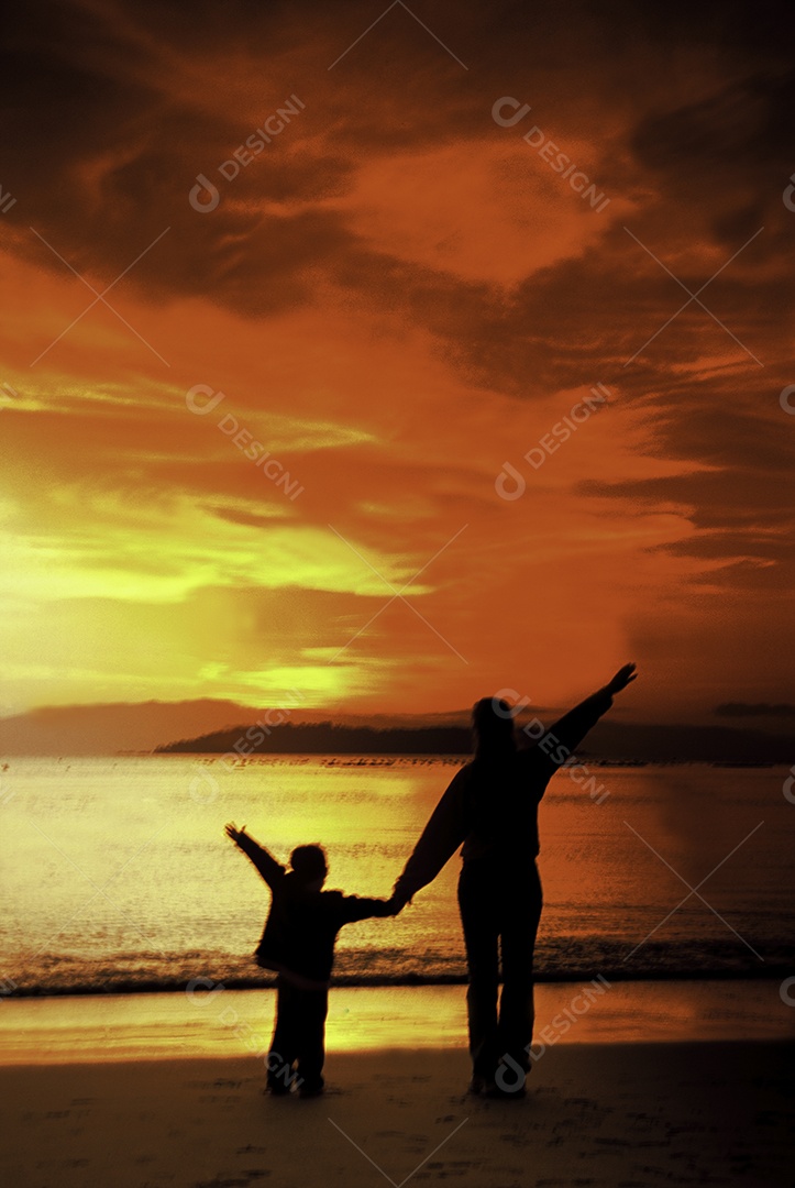 Silhueta de pai filho felizes aop ver a praia por do sol