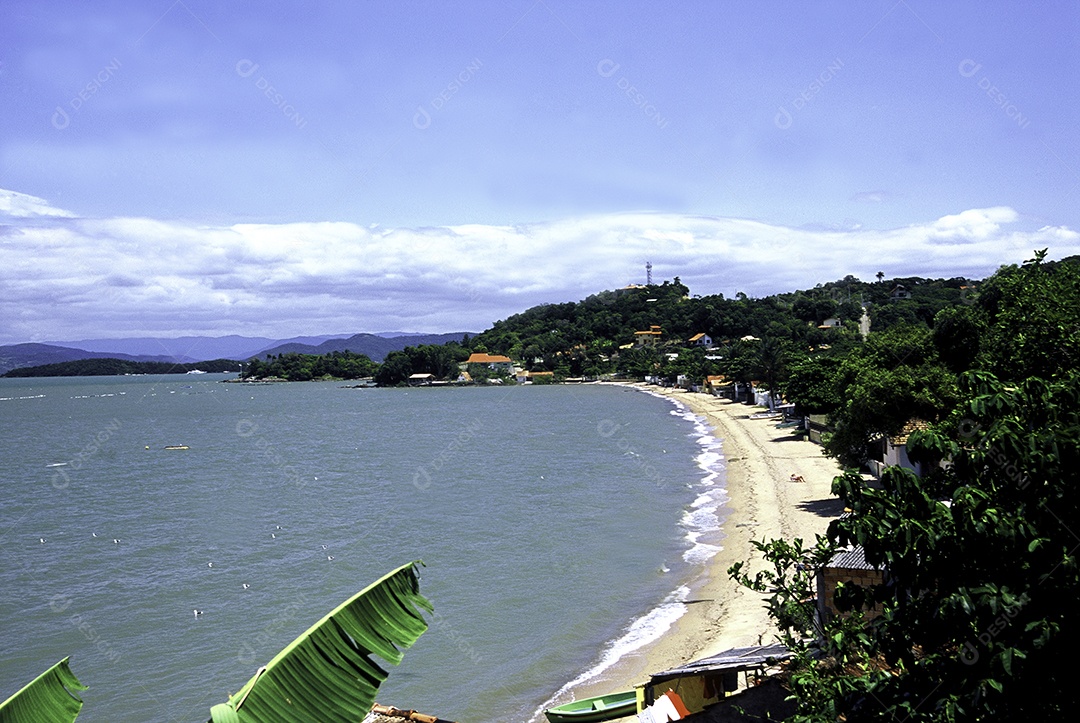 Linda praia vista aérea mar ondas areia