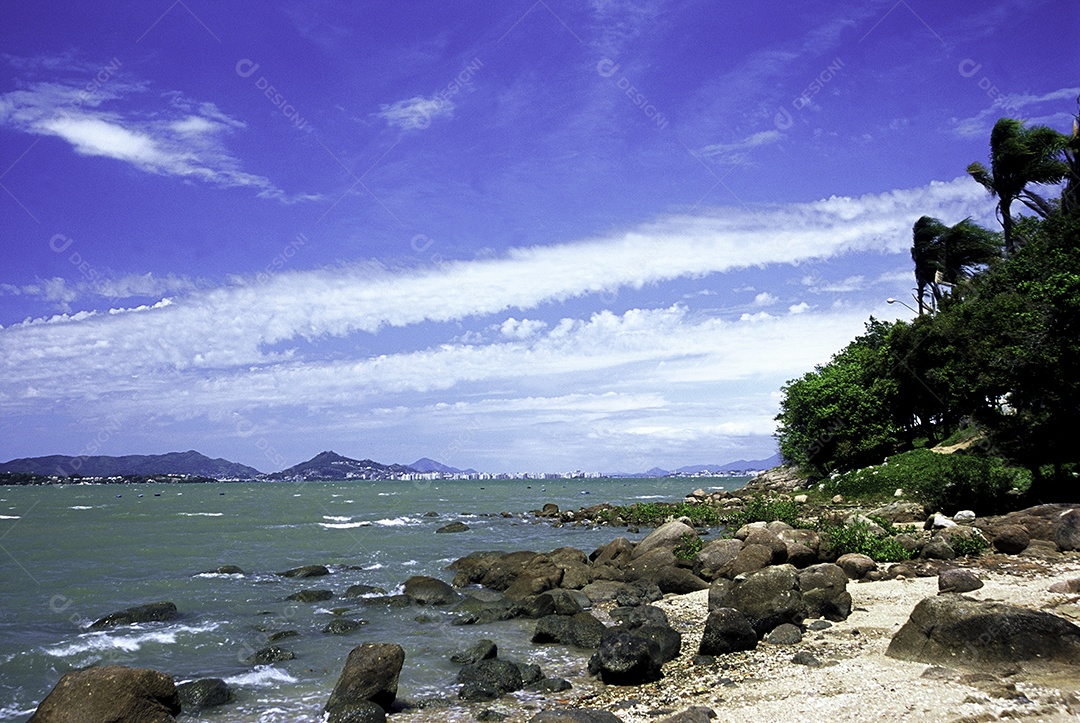 Rochas sobre uma praia paisagem céu azul