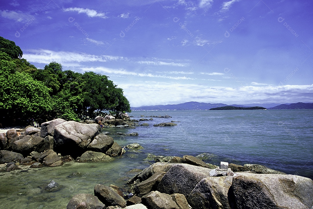 Rochas sobre uma praia paisagem céu azul