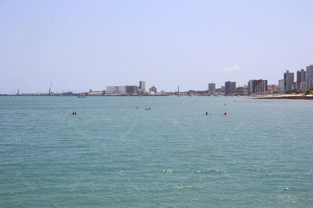 Cidade beira mar, aguas azuis