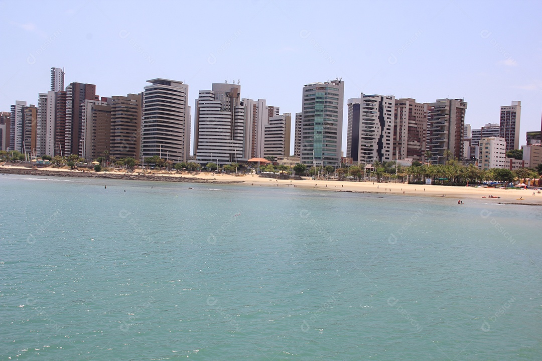 Cidade beira mar, aguas azuis