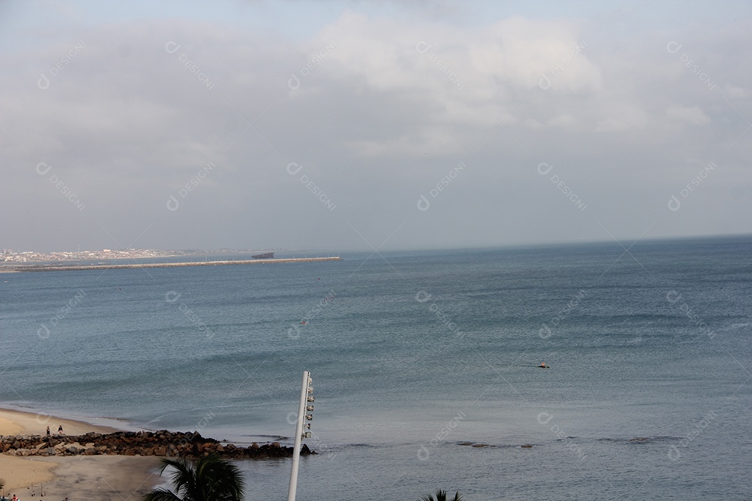Cidade beira mar, aguas azuis