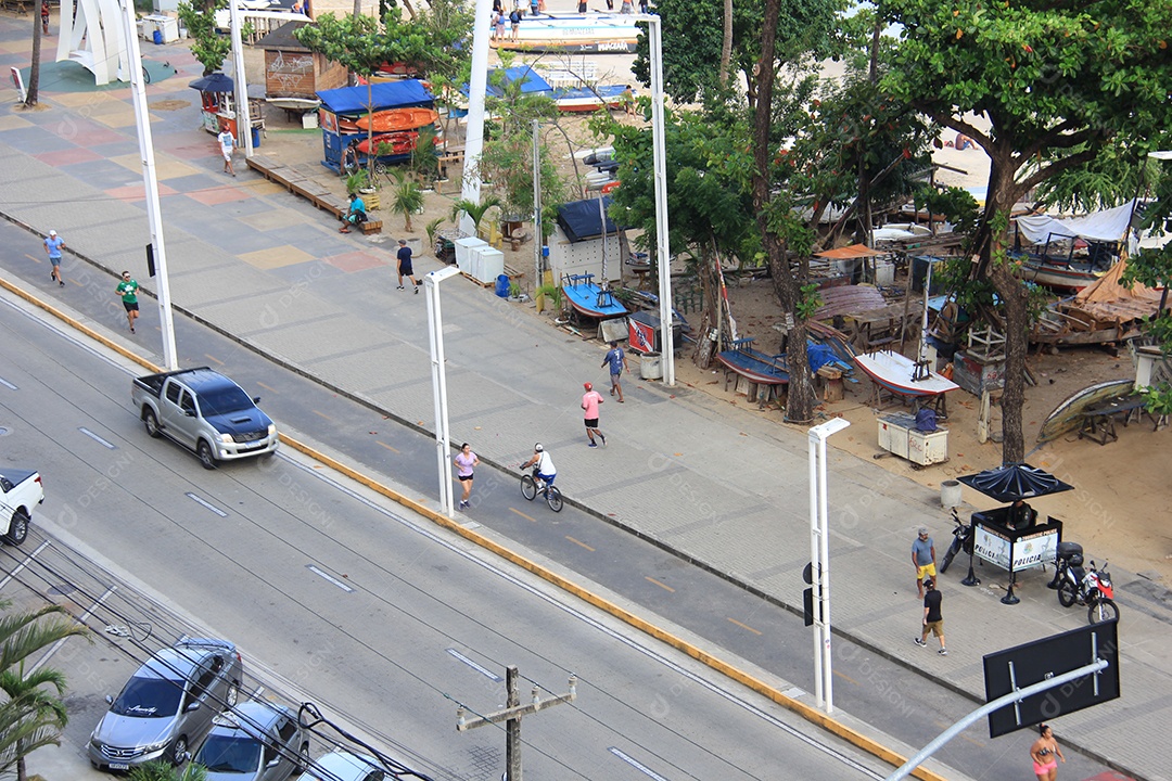 Pessoas andando pelas ruas da cidade