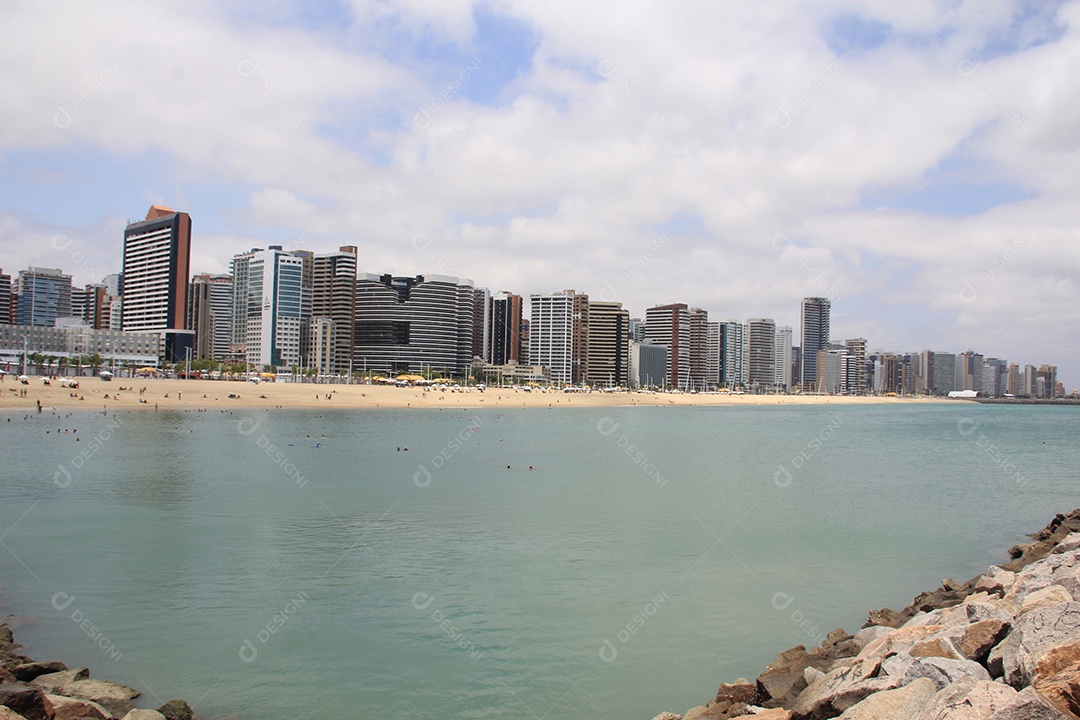 Cidade beira mar, aguas azuis
