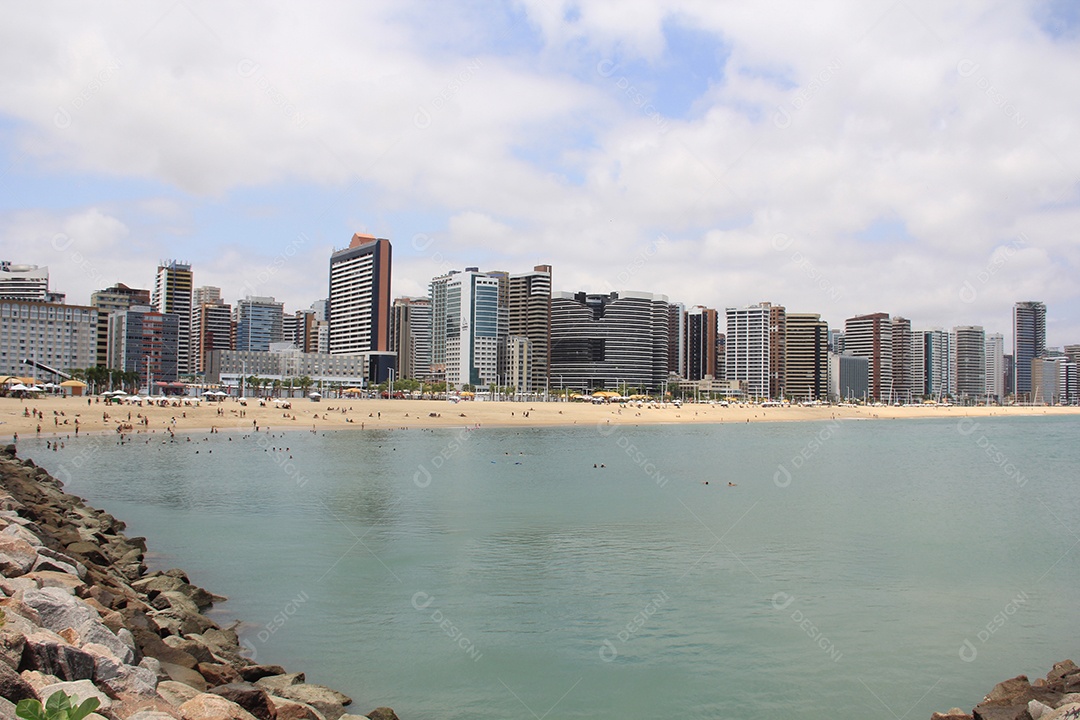 Cidade beira mar, aguas azuis