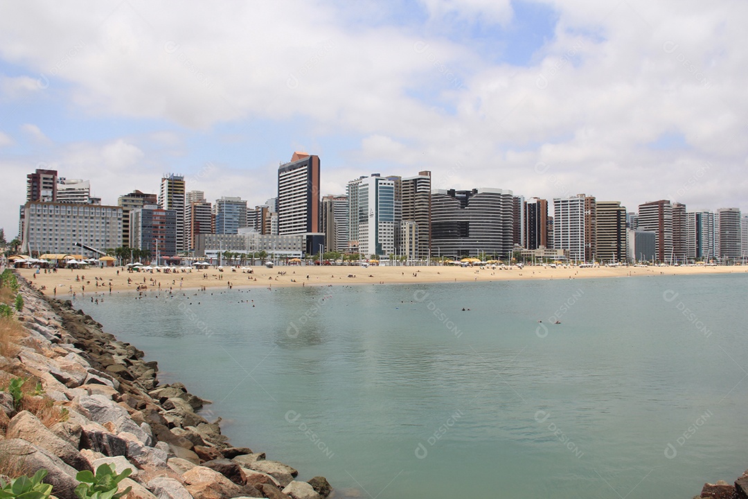 Cidade beira mar, aguas azuis